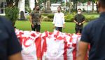 Jokowi Bagi-bagi Sembako Jelang Lebaran di Yogyakarta