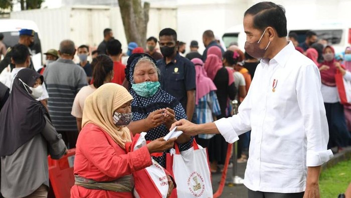 Jokowi Bagi-bagi Sembako Jelang Lebaran di Yogyakarta Presiden Joko Widodo membagikan paket sembako bagi masyarakat di sekitar Gedung Agung, Istana Kepresidenan Yogyakarta, Sabtu (30/4/2022).