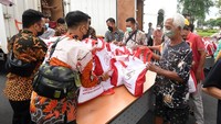 Selain senang bertemu dengan Kepala Negara, warga juga bersyukur mendapatkan paket sembako untuk kebutuhan sehari-hari.  