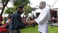 Warga tampak antusias mengantre untuk mendapatkan sembako dan bertemu langsung dengan Presiden Jokowi.  