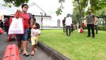 Jokowi Bagi-bagi Sembako Jelang Lebaran di Yogyakarta