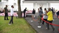 Banyak warga yang mengaku baru pertama kali bertemu dengan Presiden RI ke-7 itu.  