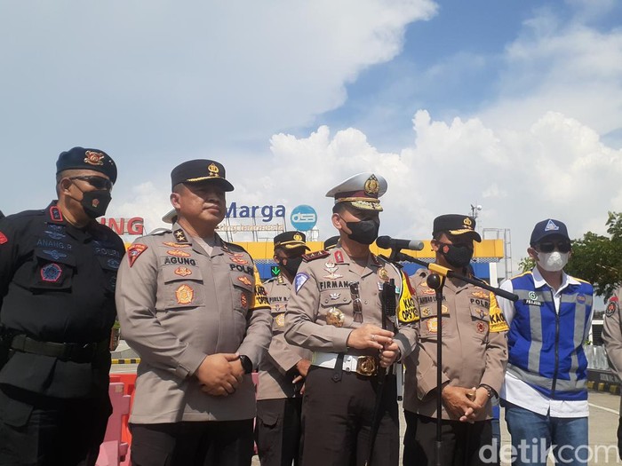 Kakorlantas Polri Irjen Firman Shantyabudi saat menyampaikan keterangannya di GT Kalikangkung, Sabtu (30/4/2022).