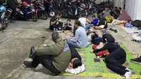 Kala malam toko-toko yang tutup diubah menjadi Rest Area dadakan oleh warga untuk para pemudik.  