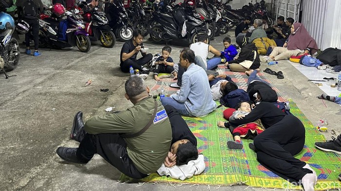 Kala Emperan Toko di Pantura Jadi 'Rest Area' Dadakan Sejumlah pemudik beristirahat di emperan toko, Pantura, Sabtu (30/4/2022). Lelahnya perjalanan membuat para pemudik mencari tempat beristirahat meski di depan toko yang tengah tutup.