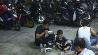 Mereka menyediakan makanan dan minuman ringan untuk para pemudik.  