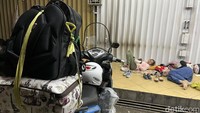 Sejumlah pemudik beristirahat di emperan toko, Pantura, Sabtu (30/4/2022). Lelahnya perjalanan membuat para pemudik mencari tempat beristirahat meski di depan toko yang tengah tutup.  
