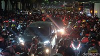 ua unit mobil tampak terjebak di antara pemudik motor di toll gate Pelabuhan Merak, Cilegon, Banten, Sabtu (30/4/2022) pukul 02.30 WIB. 