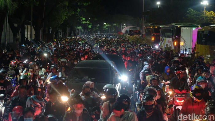 Dua unit mobil tampak terjebak di antara pemudik motor di toll gate Pelabuhan Merak, Cilegon, Banten, Sabtu (30/4/2022) pukul 02.30 WIB.