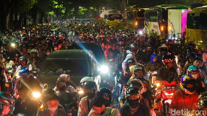 Kala Mobil Terjebak 'Lautan' Motor di Merak Dua unit mobil tampak terjebak di antara pemudik motor di toll gate Pelabuhan Merak, Cilegon, Banten, Sabtu (30/4/2022) pukul 02.30 WIB.