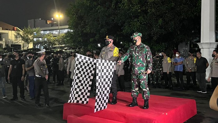 Kapolda Metro Jaya Irjen Fadil Imran dan Pangdam Jaya Mayjen TNI Untung Budiharto melepas personel patroli, Sabtu (30/4/2022) malam ini.