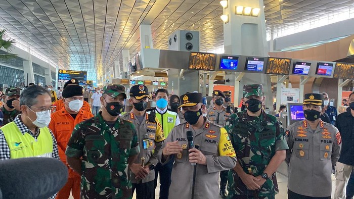 Kapolda Metro Jaya Irjen Fadil Imran dan Pangdam Jaya Mayjen TNI Untung Budiharto mengecek pos pengamanan Bandara Soekarno-Hatta, Sabtu (30/4/2022).