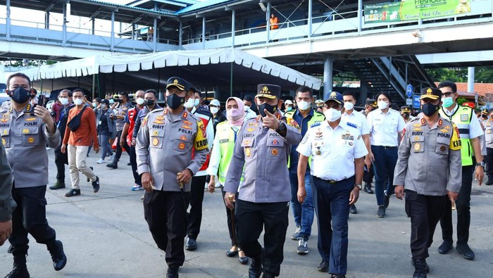 Kapolri Bersama Sejumlah Pejabat Tinjau Pelabuhan Merak