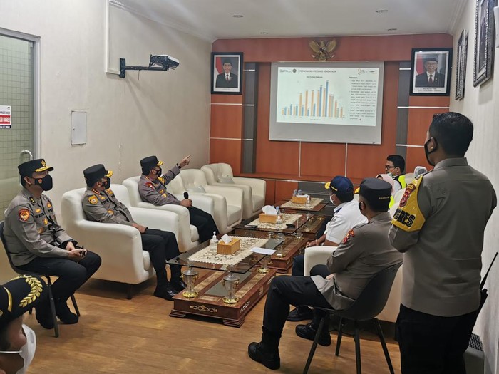 Kapolri Jenderal Listyo Sigit Prabowo menerima pemaparan penanganan arus mudik di Tol Jakarta-Merak (dok Istimewa)
