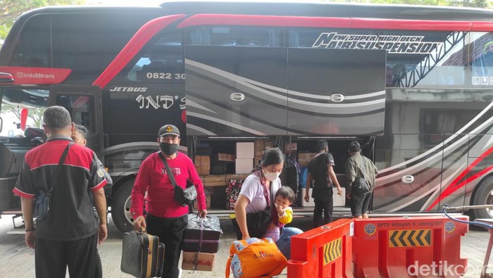 Kaum boro tiba di Terminal Tipe A Giri Adipura Wonogiri Sabtu (30/4/2022).