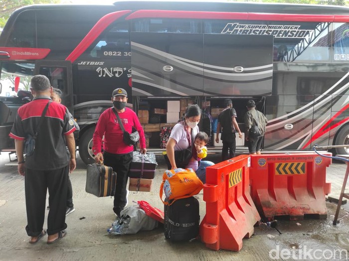 Kaum boro tiba di Terminal Tipe A Giri Adipura Wonogiri Sabtu (30/4/2022).
