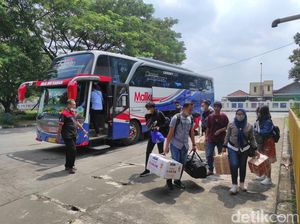 Snapshots: Kedatangan Pemudik Kaum Boro di Terminal Wonogiri