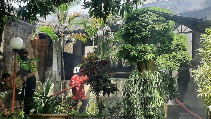 Kebakaran rumah dua lantai di Banjar Anggasari, Desa Ungasan, Kecamatan Kuta Selatan, Kabupaten Badung.