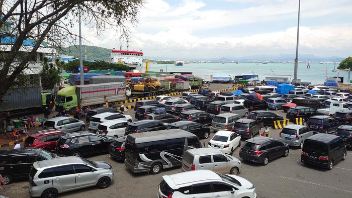 Kendaraan Padat di Pelabuhan Merak