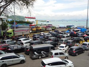 Macet 8 Km, Kendaraan Menuju Exit Tol Merak Dialihkan ke GT Cilegon Timur