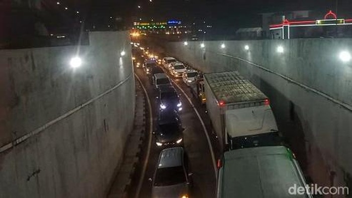 Kepadatan kendaraan di exit Tol Cileunyi.