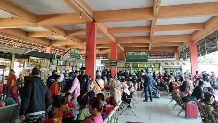 Kepadatan pemudik di Terminal Kampung Rambutan, Sabtu (30/4/2022).