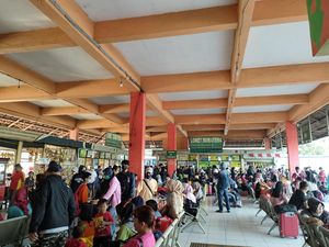 Antrean Pemudik Menuju Sumatera Mengular di Terminal Kampung Rambutan
