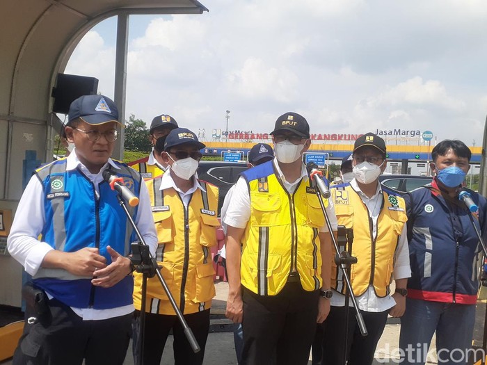Kepala BPJT Danang Parikesit (ketiga dari kanan) dan Direktur Bisnis Jasa Marga, Reza Febriano (rompi biru), di GT Kalikangkung, Sabtu (30/4/2022).