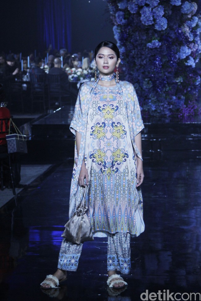 Sebastian Gunawan memperkenalkan lini terbaru Votum Heritage yang menghadirkan ragam koleksi print yang variatif. Fashion show koleksi Seba bertema Warisan Indonesia ini digelar di di Le Meridien Hotel Jakarta, Jumat, 22 April 2022.  Foto: Mohammad Abduh/Detikcom. 