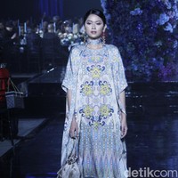 Sebastian Gunawan memperkenalkan lini terbaru Votum Heritage yang menghadirkan ragam koleksi print yang variatif. Fashion show koleksi Seba bertema Warisan Indonesia ini digelar di di Le Meridien Hotel Jakarta, Jumat, 22 April 2022.  Foto: Mohammad Abduh/Detikcom. 