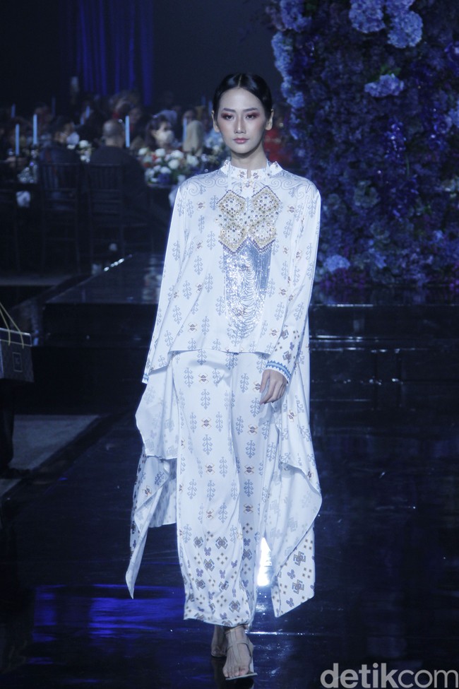 Sebastian Gunawan memperkenalkan lini terbaru Votum Heritage yang menghadirkan ragam koleksi print yang variatif. Fashion show koleksi Seba bertema Warisan Indonesia ini digelar di di Le Meridien Hotel Jakarta, Jumat, 22 April 2022. Foto: Mohammad Abduh/Detikcom. 