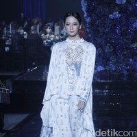 Sebastian Gunawan memperkenalkan lini terbaru Votum Heritage yang menghadirkan ragam koleksi print yang variatif. Fashion show koleksi Seba bertema Warisan Indonesia ini digelar di di Le Meridien Hotel Jakarta, Jumat, 22 April 2022. Foto: Mohammad Abduh/Detikcom. 