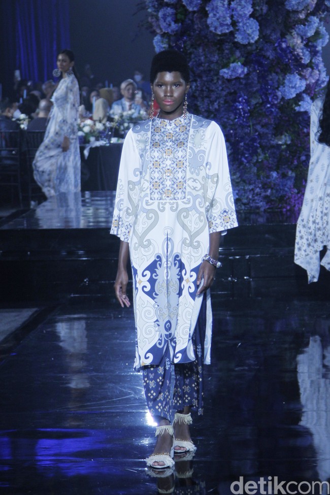 Sebastian Gunawan memperkenalkan lini terbaru Votum Heritage yang menghadirkan ragam koleksi print yang variatif. Fashion show koleksi Seba bertema Warisan Indonesia ini digelar di di Le Meridien Hotel Jakarta, Jumat, 22 April 2022. Foto: Mohammad Abduh/Detikcom. 