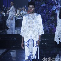 Sebastian Gunawan memperkenalkan lini terbaru Votum Heritage yang menghadirkan ragam koleksi print yang variatif. Fashion show koleksi Seba bertema Warisan Indonesia ini digelar di di Le Meridien Hotel Jakarta, Jumat, 22 April 2022. Foto: Mohammad Abduh/Detikcom. 