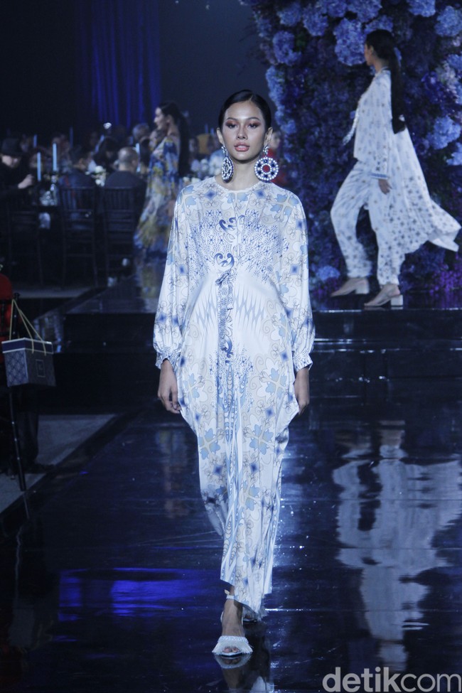 Sebastian Gunawan memperkenalkan lini terbaru Votum Heritage yang menghadirkan ragam koleksi print yang variatif. Fashion show koleksi Seba bertema Warisan Indonesia ini digelar di di Le Meridien Hotel Jakarta, Jumat, 22 April 2022. Foto: Mohammad Abduh/Detikcom. 