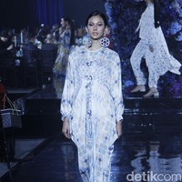 Sebastian Gunawan memperkenalkan lini terbaru Votum Heritage yang menghadirkan ragam koleksi print yang variatif. Fashion show koleksi Seba bertema Warisan Indonesia ini digelar di di Le Meridien Hotel Jakarta, Jumat, 22 April 2022. Foto: Mohammad Abduh/Detikcom. 