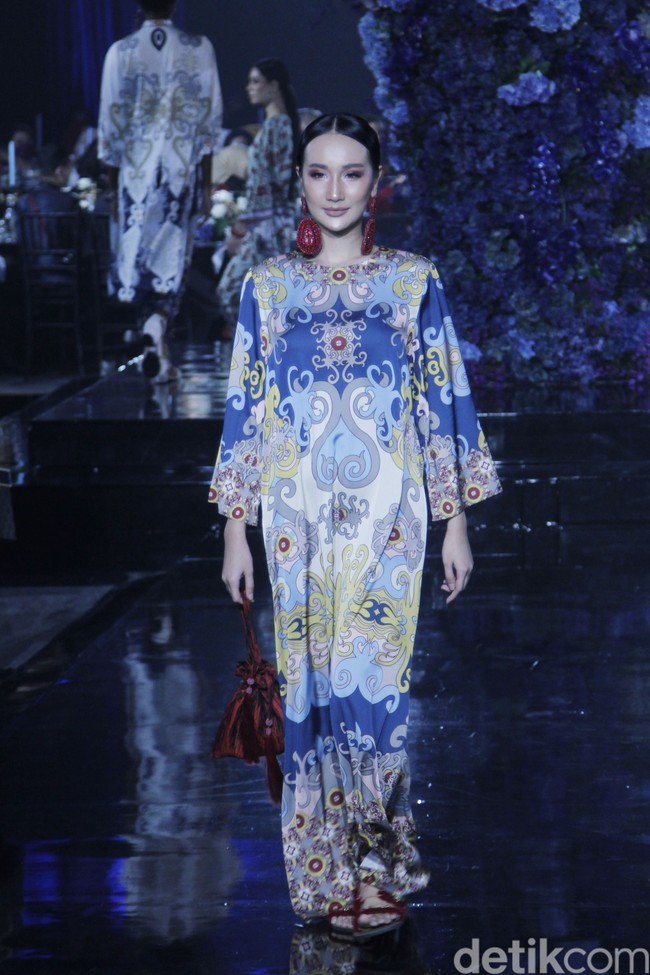 Sebastian Gunawan memperkenalkan lini terbaru Votum Heritage yang menghadirkan ragam koleksi print yang variatif. Fashion show koleksi Seba bertema Warisan Indonesia ini digelar di di Le Meridien Hotel Jakarta, Jumat, 22 April 2022. Foto: Mohammad Abduh/Detikcom.