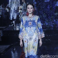 Sebastian Gunawan memperkenalkan lini terbaru Votum Heritage yang menghadirkan ragam koleksi print yang variatif. Fashion show koleksi Seba bertema Warisan Indonesia ini digelar di di Le Meridien Hotel Jakarta, Jumat, 22 April 2022. Foto: Mohammad Abduh/Detikcom.