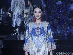 8 Koleksi Busana Sebastian Gunawan Terinspirasi Adat Dayak dan Toraja