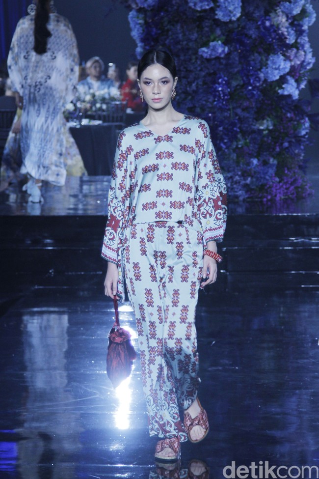 Sebastian Gunawan memperkenalkan lini terbaru Votum Heritage yang menghadirkan ragam koleksi print yang variatif. Fashion show koleksi Seba bertema Warisan Indonesia ini digelar di di Le Meridien Hotel Jakarta, Jumat, 22 April 2022.  Foto: Mohammad Abduh/Detikcom. 