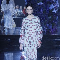 Sebastian Gunawan memperkenalkan lini terbaru Votum Heritage yang menghadirkan ragam koleksi print yang variatif. Fashion show koleksi Seba bertema Warisan Indonesia ini digelar di di Le Meridien Hotel Jakarta, Jumat, 22 April 2022.  Foto: Mohammad Abduh/Detikcom. 