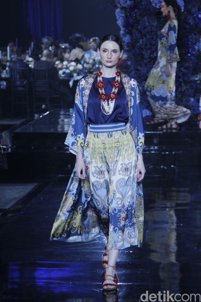 Sebastian Gunawan memperkenalkan lini terbaru Votum Heritage yang menghadirkan ragam koleksi print yang variatif. Fashion show koleksi Seba bertema Warisan Indonesia ini digelar di di Le Meridien Hotel Jakarta, Jumat, 22 April 2022. Foto: Mohammad Abduh/Detikcom. 