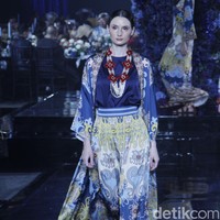 Sebastian Gunawan memperkenalkan lini terbaru Votum Heritage yang menghadirkan ragam koleksi print yang variatif. Fashion show koleksi Seba bertema Warisan Indonesia ini digelar di di Le Meridien Hotel Jakarta, Jumat, 22 April 2022. Foto: Mohammad Abduh/Detikcom. 