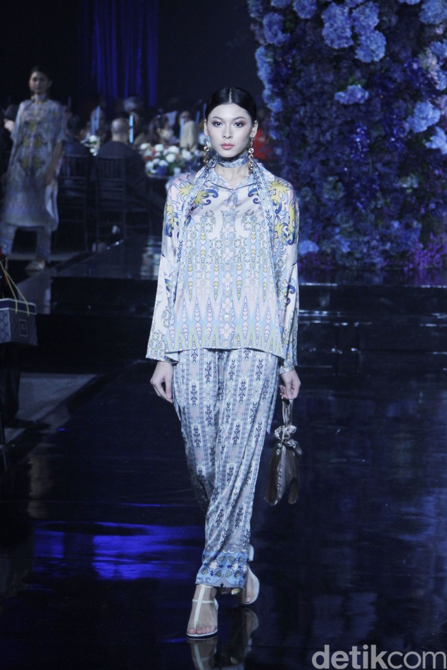 Sebastian Gunawan memperkenalkan lini terbaru Votum Heritage yang menghadirkan ragam koleksi print yang variatif. Fashion show koleksi Seba bertema Warisan Indonesia ini digelar di di Le Meridien Hotel Jakarta, Jumat, 22 April 2022.  Foto: Mohammad Abduh/Detikcom. 