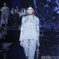 Sebastian Gunawan memperkenalkan lini terbaru Votum Heritage yang menghadirkan ragam koleksi print yang variatif. Fashion show koleksi Seba bertema Warisan Indonesia ini digelar di di Le Meridien Hotel Jakarta, Jumat, 22 April 2022.  Foto: Mohammad Abduh/Detikcom. 