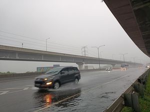 Tak Peduli Hujan, Pemudik di Tol Japek Tetap Tancap Gas