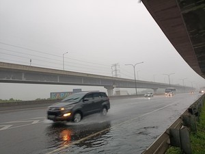 Tak Peduli Hujan, Pemudik di Tol Japek Tetap Tancap Gas