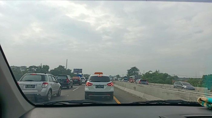 Kondisi lalu lintas di Km 50 Tol Jakarta-Cikampek arah Cikampek, Sabtu (30/4/2022) pukul 08.50 WIB, tersendat selepas Layang MBZ