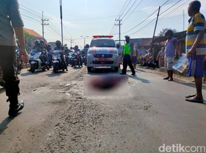 Pikap yang Ditabrak Pemudik Kediri Parkir Memakan Badan Jalan