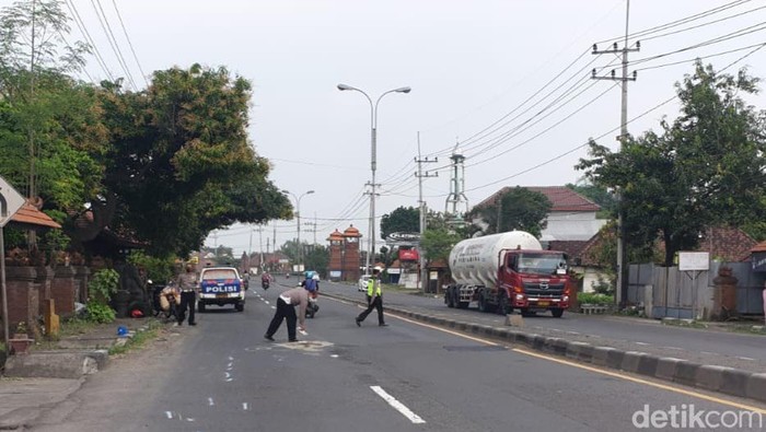 Korban kecelakaan tragis di Jalan Nasional  Mojokerto. Ibu tewas ditabrak anak sendiri.